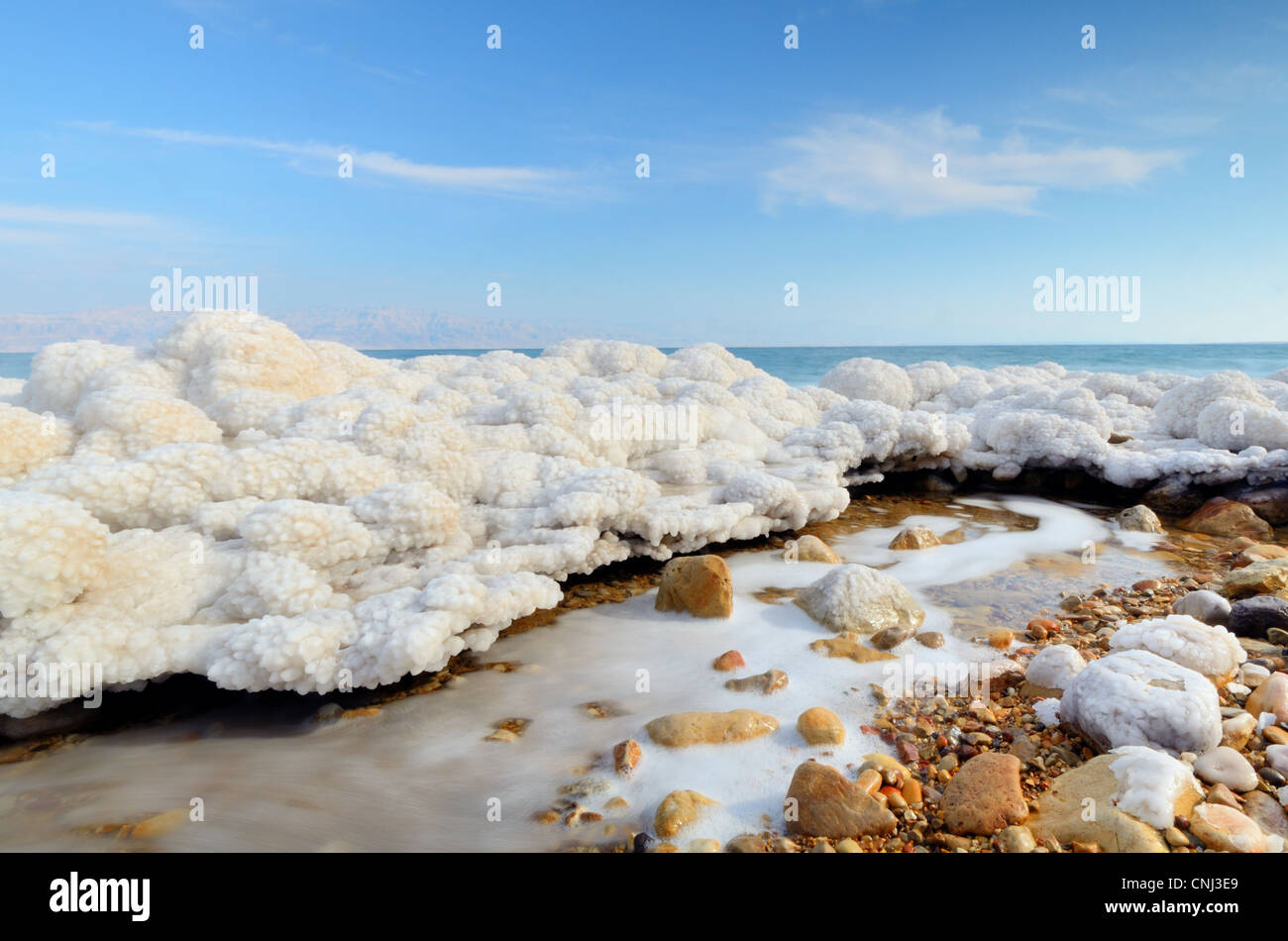 Formaciones de sal en el Mar Muerto de Israel, cerca de la localidad de Ein Gedi. Foto de stock