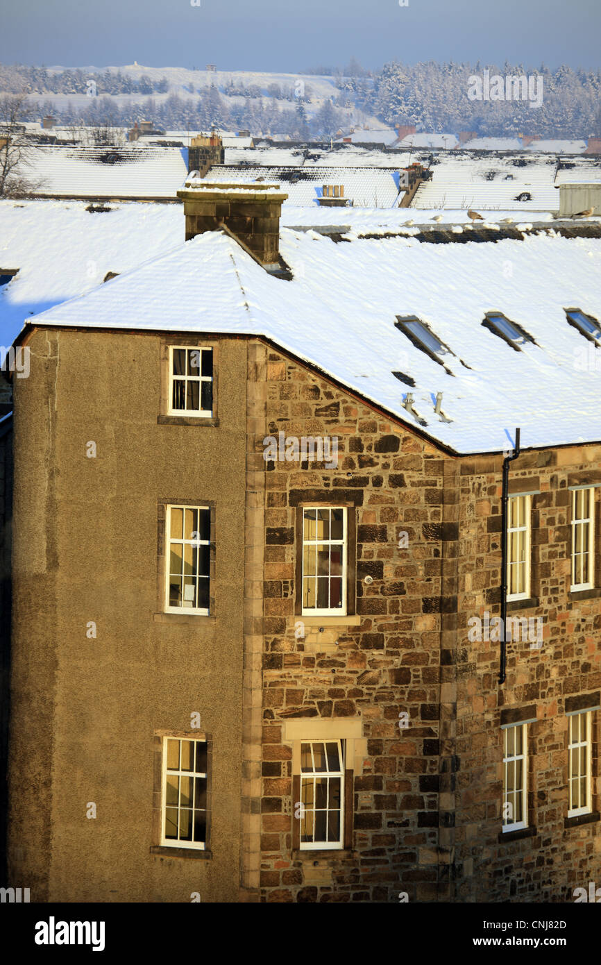 Tejados cubiertos de nieve en edificio victoriano en Paisley, Escocia Foto de stock