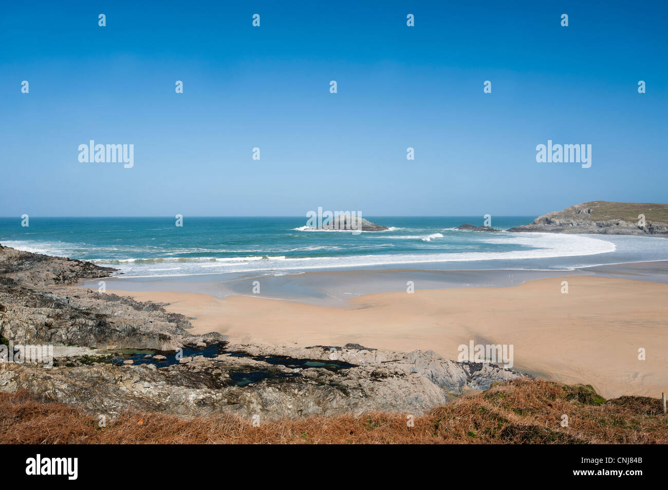 A través de la playa Crantock Pentire punto medio de Pentire Point West en el norte de la costa de Cornwall, Inglaterra, Reino Unido Foto de stock