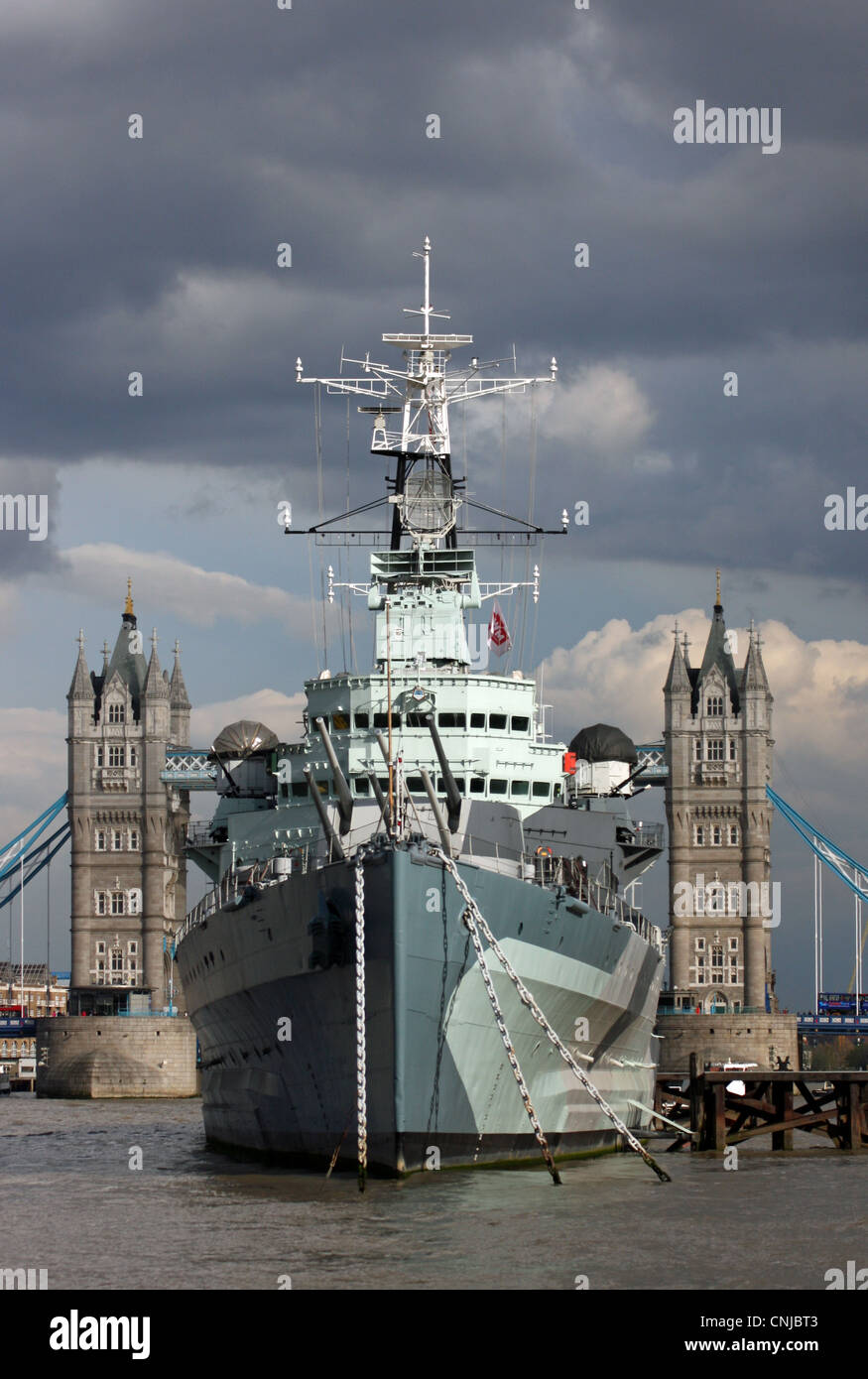 HMS Belfast es un barco museo, originalmente un crucero ligero de la Marina Real, permanentemente amarrados en Londres sobre el río Támesis, cerca de la torre Foto de stock