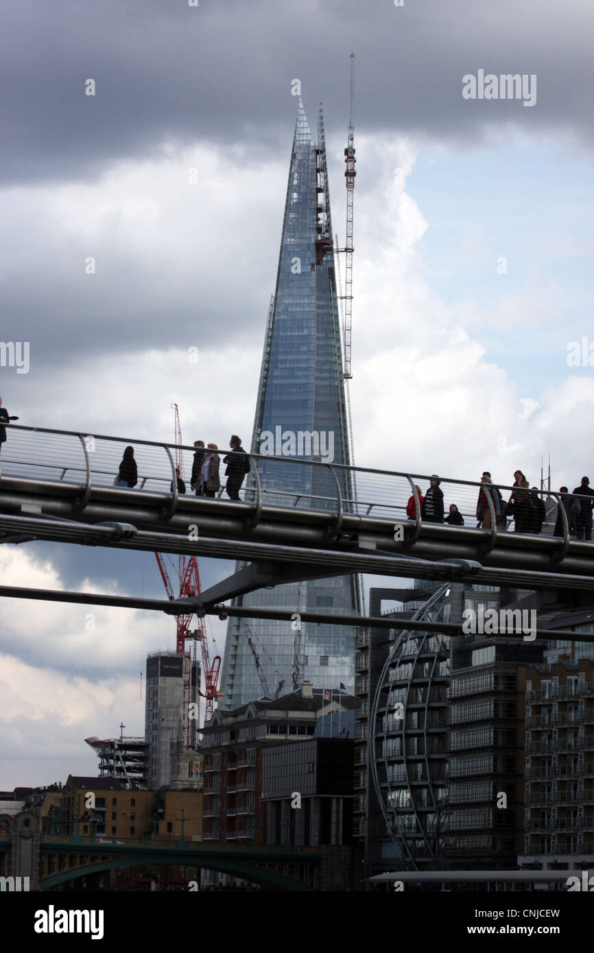 El Shard London con el puente del milenio Foto de stock