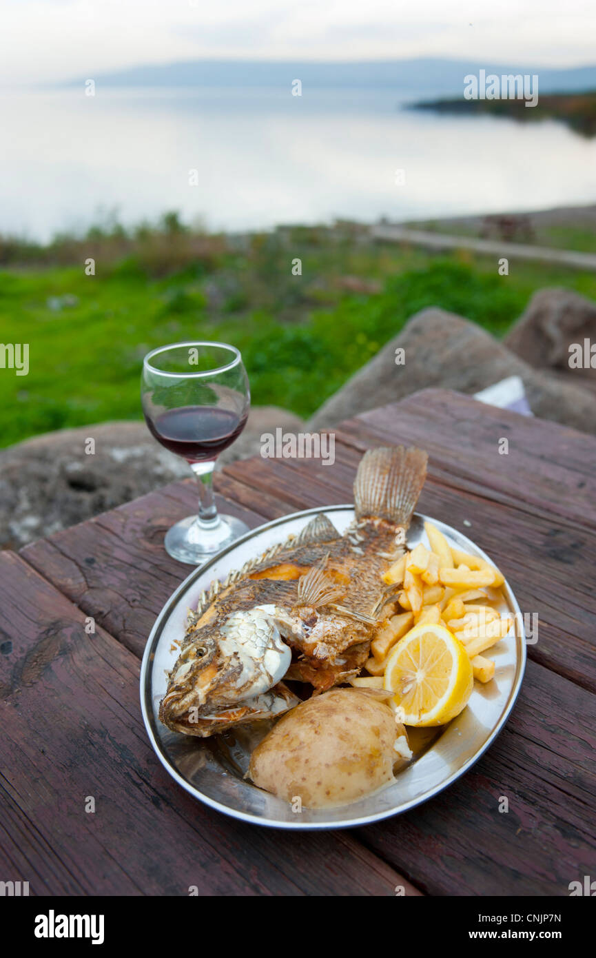 Israel Oriente Medio Mar de Galilea - Kinneret - Pescado de San Pedro y el Restaurante Grill - Capar Nahum - cena de pescado en el mar Foto de stock