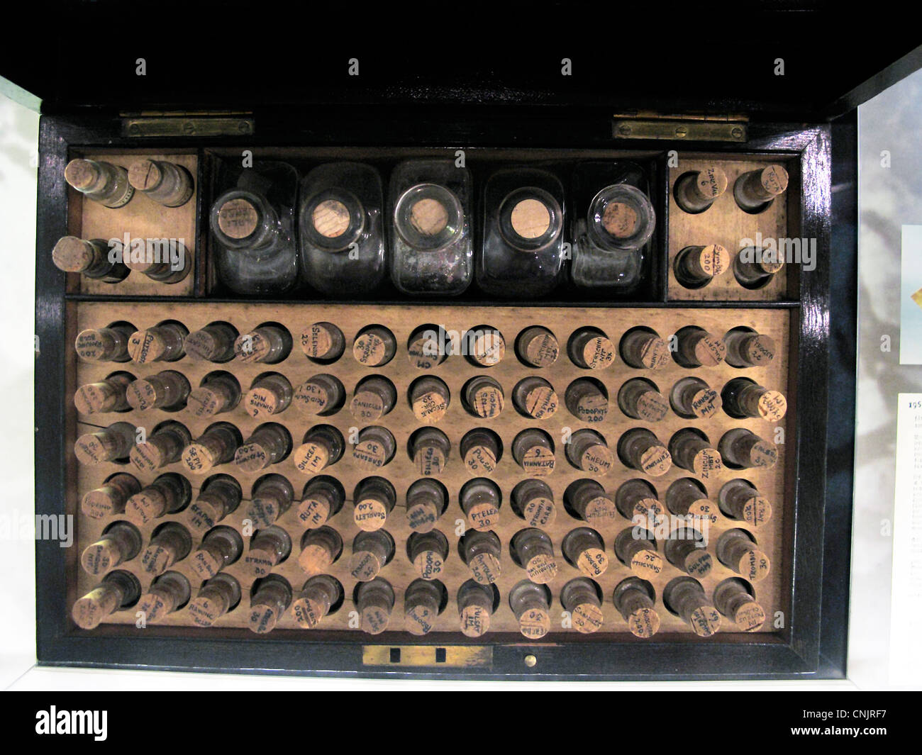 La Homeopatía nostálgico remedio curativo de botellas en la casilla Alemania Munich Museo Alemán Deutsches Museum Foto de stock