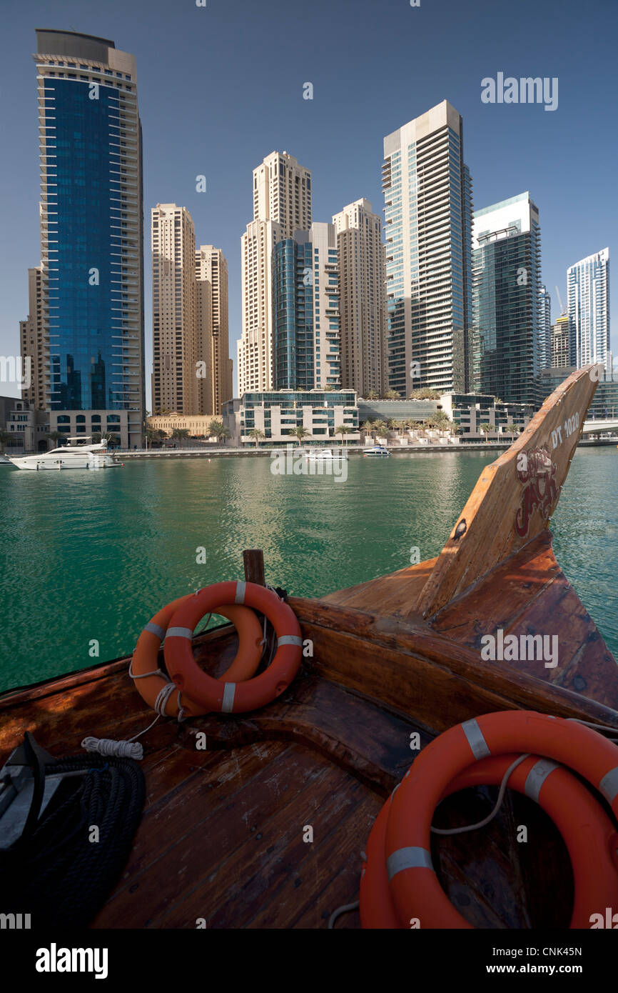 Los rascacielos de la 'Dubai' zona marina, visto desde un tradicional dhow (Dubai - Emiratos Árabes Unidos). Foto de stock