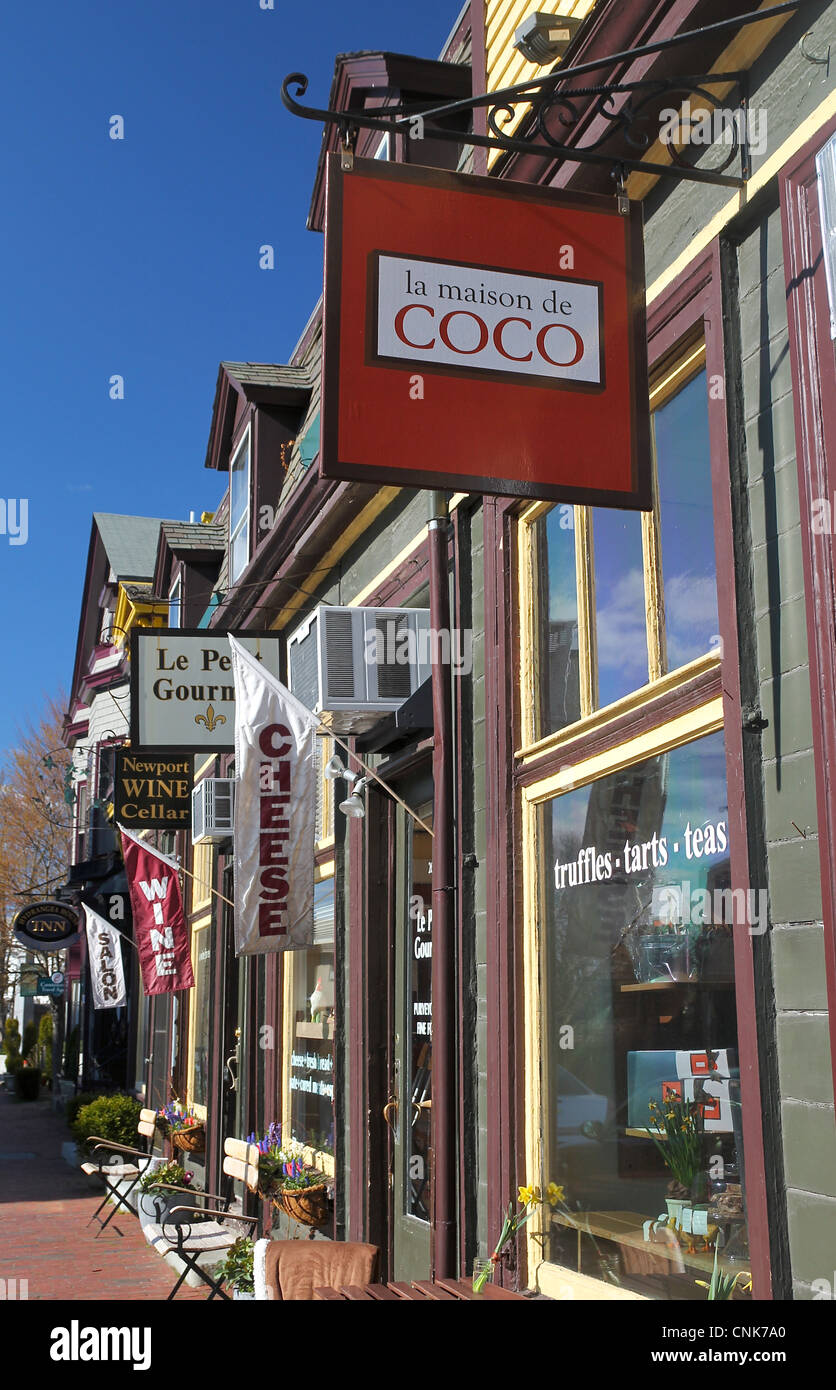 Cafés y tiendas en una calle en Newport, Rhode Island Foto de stock