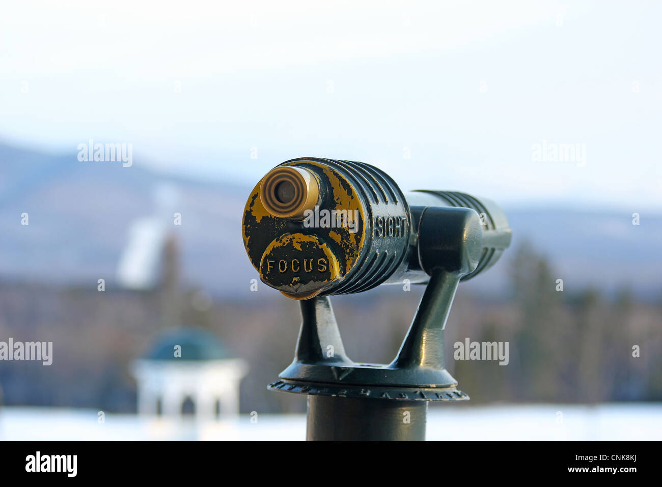 Telescopio en el porche del Mountain View Grand Resort and Spa, Whitefield, New Hampshire Foto de stock