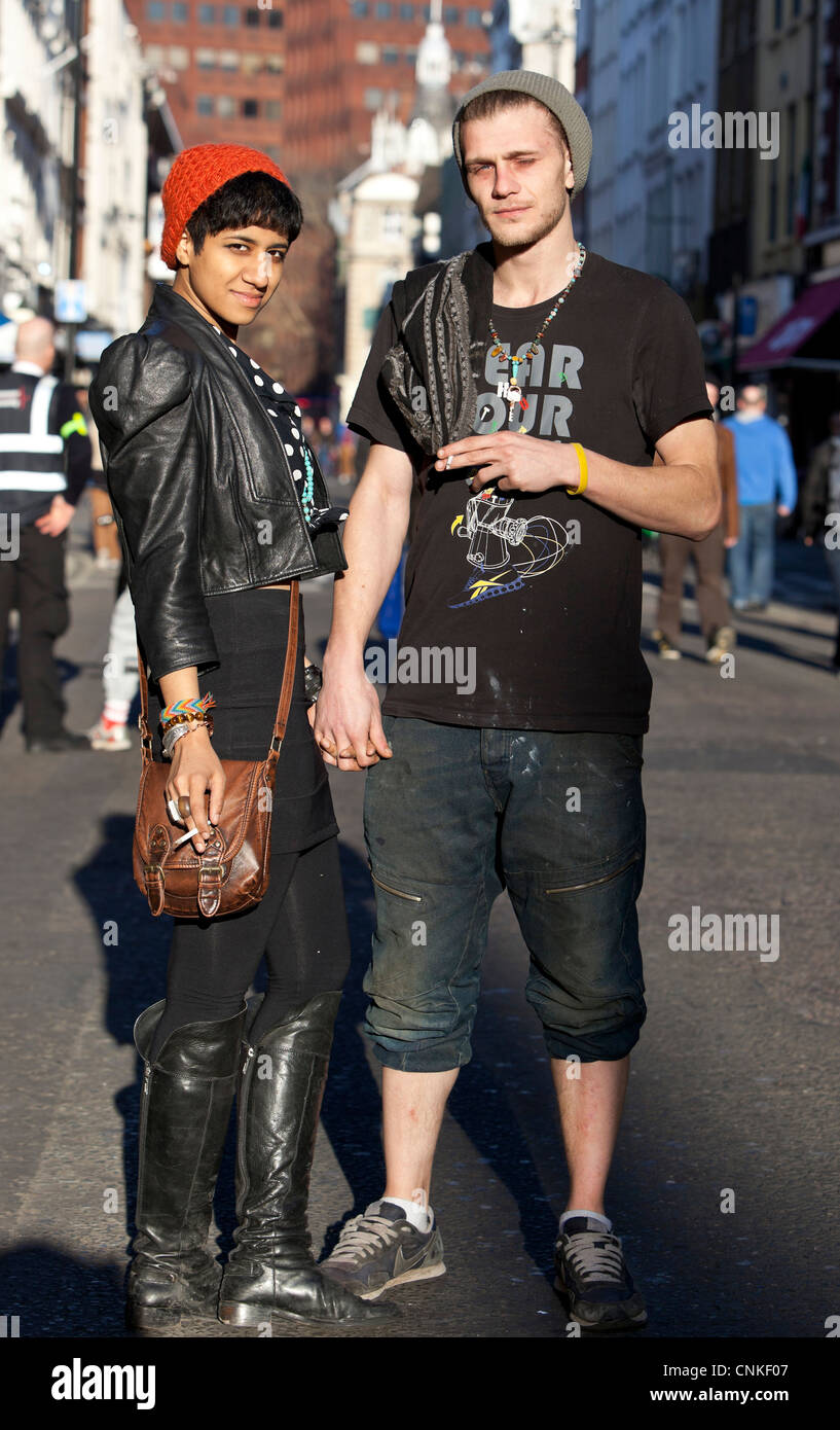 Retrato de longitud completa de una pareja interracial que sostiene las manos, Soho, Londres, Inglaterra, Reino Unido Foto de stock