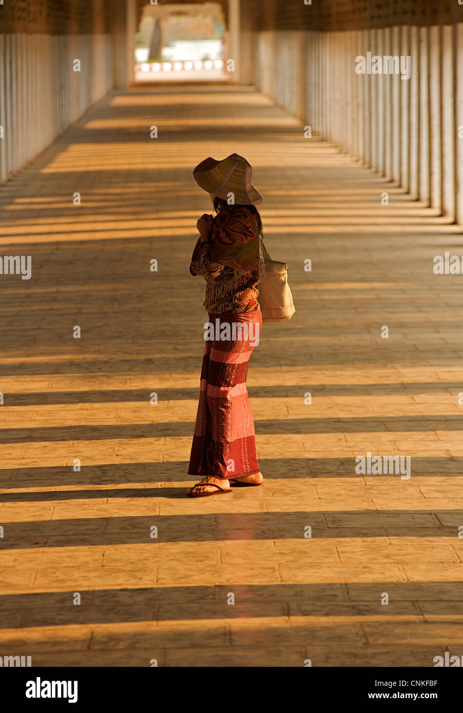 Mujer birmana en el corredor en el pagoda Shwezigon, Bagan. Birmania. Modelo liberado. Foto de stock