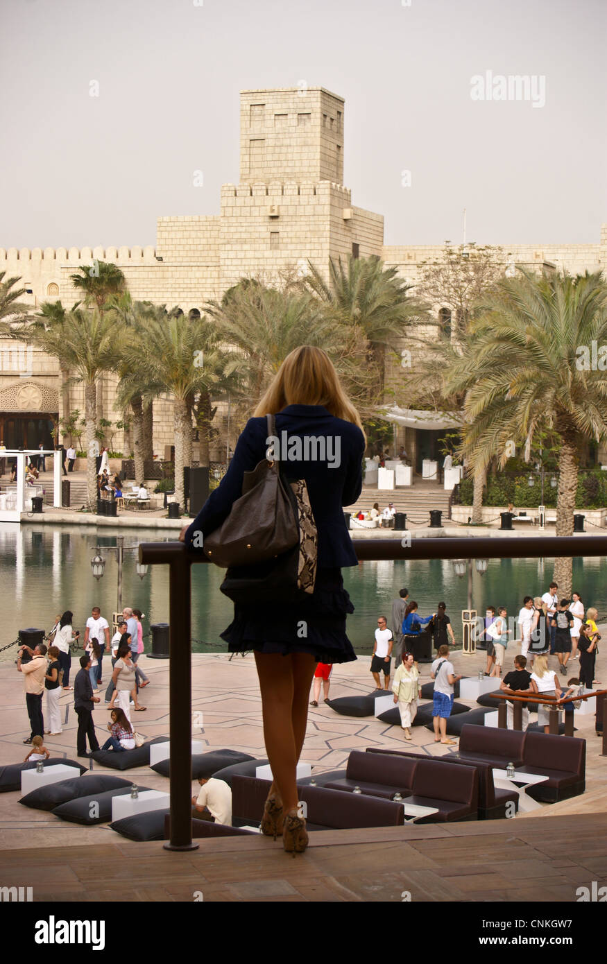 Una mujer en piel de serpiente zapatos de tacón alto y una bolsa de piel de  serpiente en Madinat Jumeirah Resort, Dubai, Emiratos Árabes Unidos  Fotografía de stock - Alamy