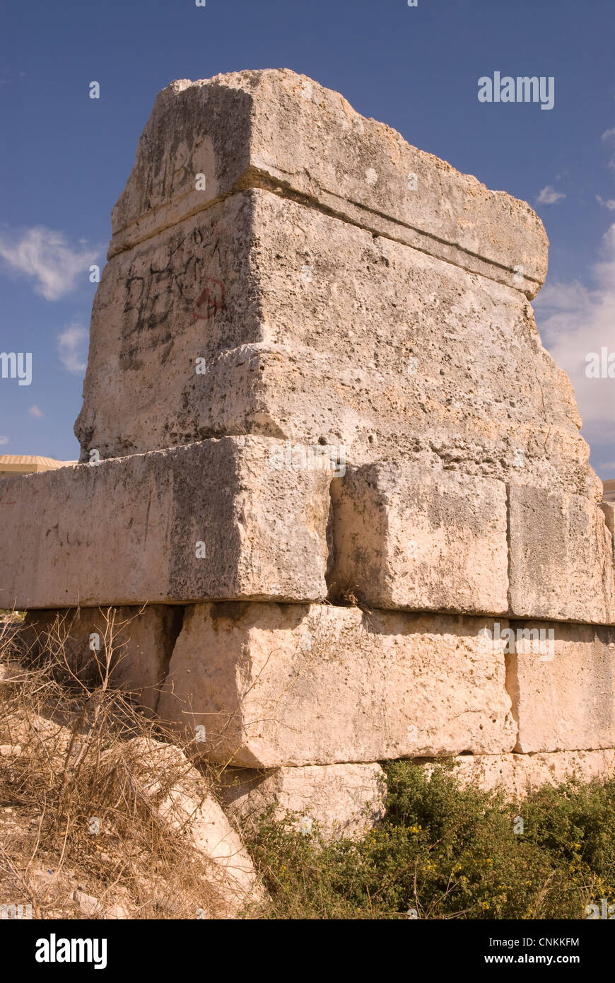 La Tumba del Rey Hiram, el rey fenicio acreditado con la construcción del  Templo del Rey Salomón en Jerusalén, en el camino a Qana cerca de tiro  Fotografía de stock - Alamy