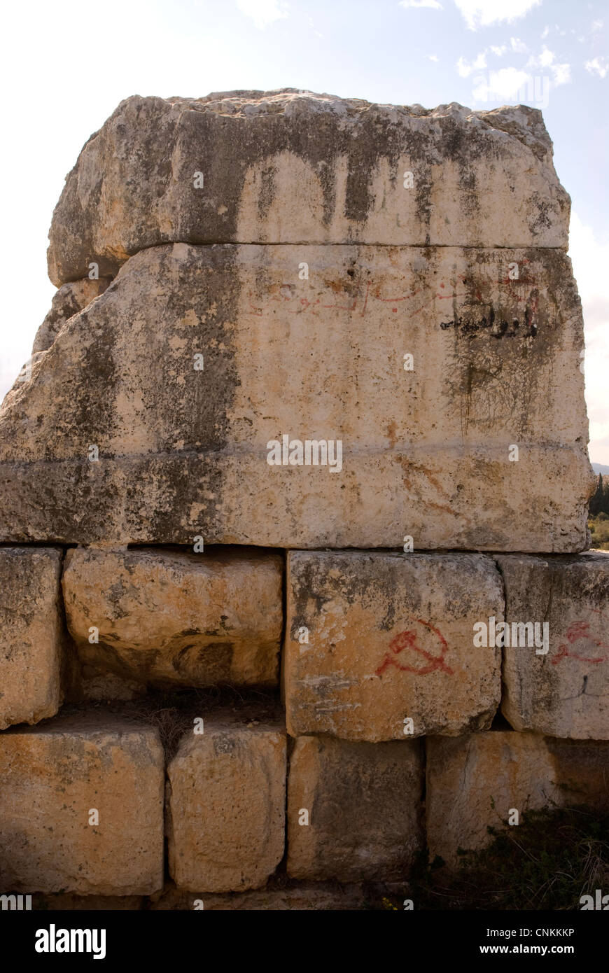 La Tumba del Rey Hiram, el rey fenicio acreditado con la construcción del  Templo del Rey Salomón en Jerusalén, en el camino a Qana cerca de tiro  Fotografía de stock - Alamy