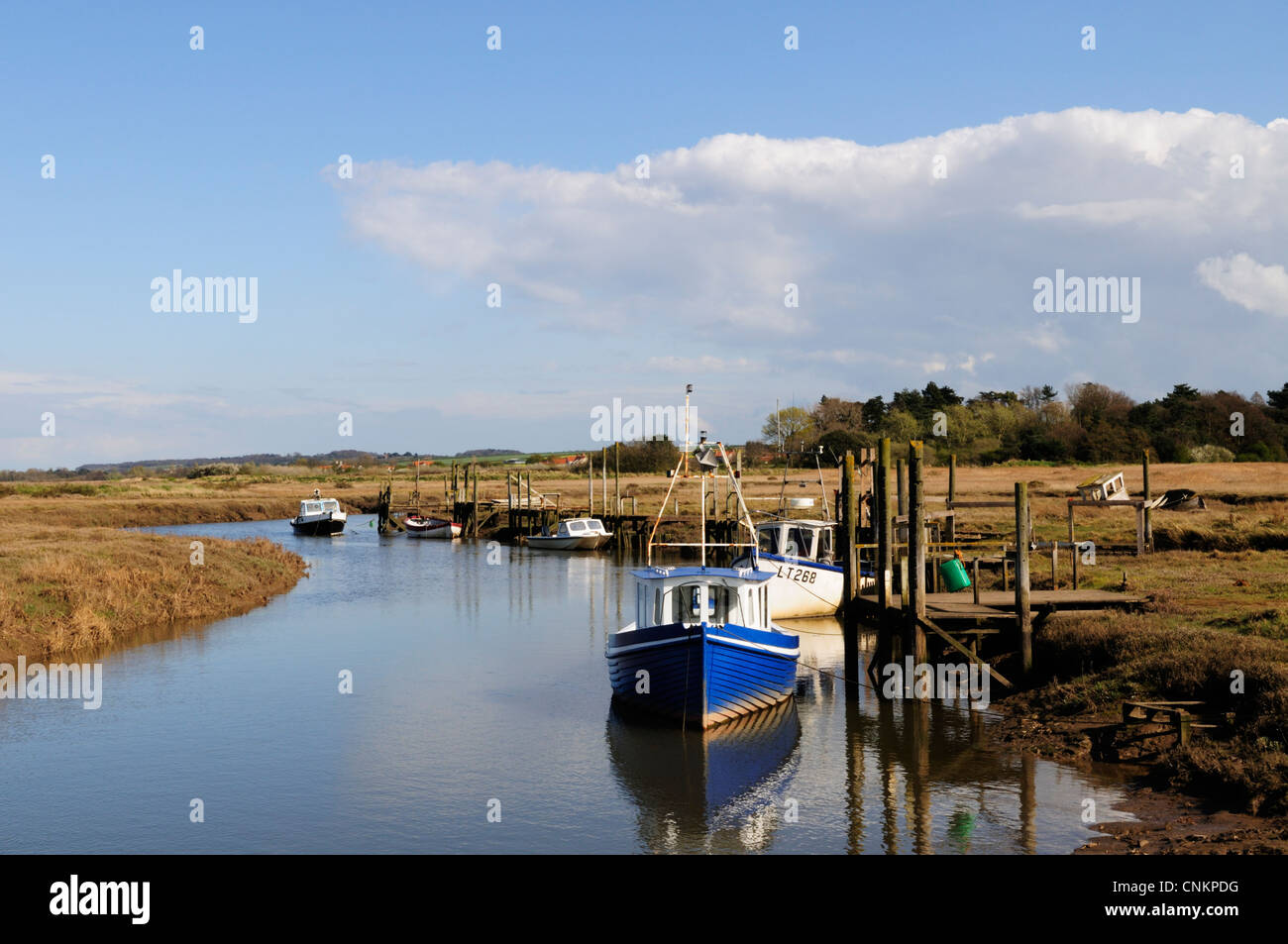 Los barcos en El Puerto de Thornham, Norfolk, Inglaterra, Reino Unido. Foto de stock