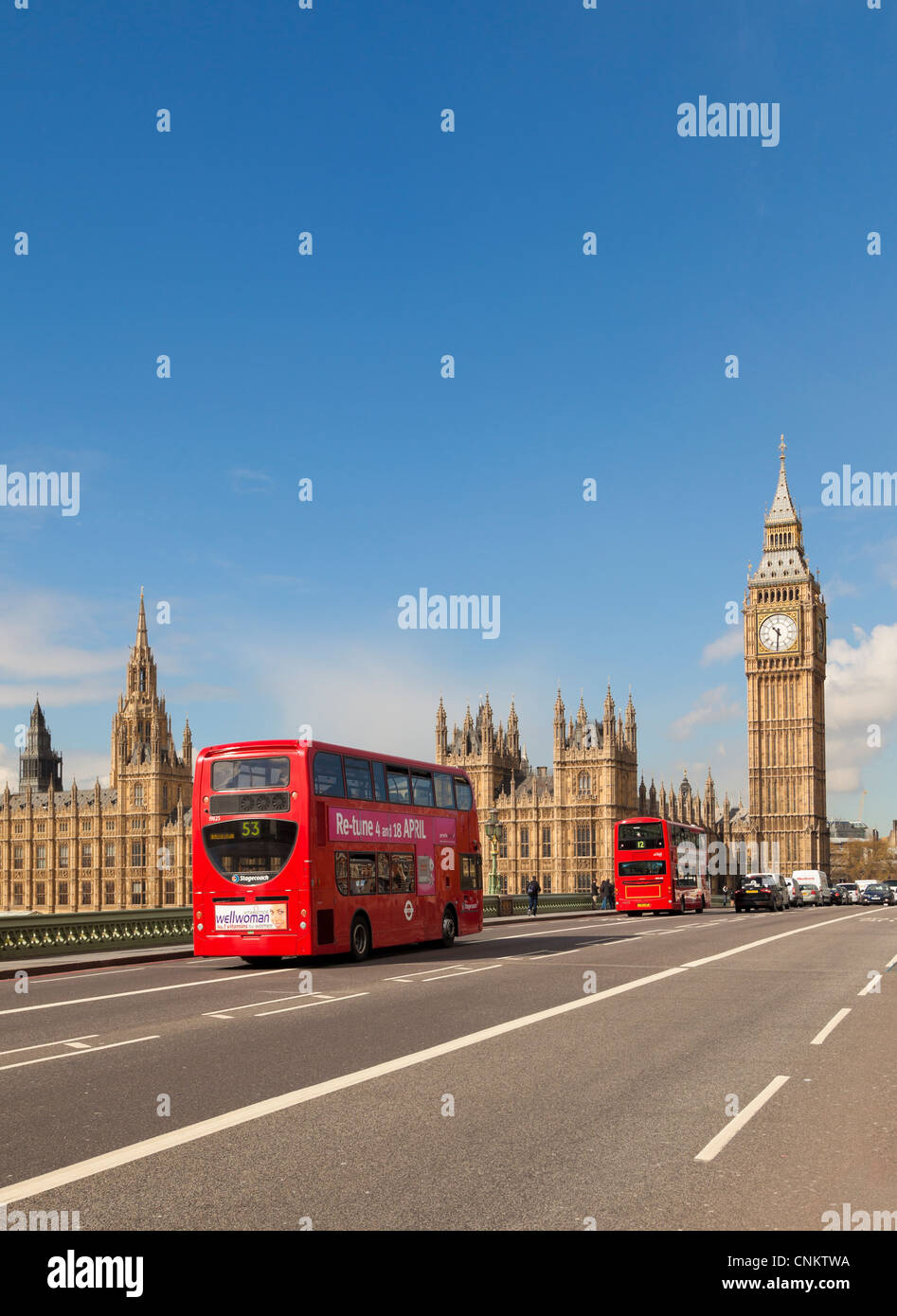 Una vista del puente de Westminster, las casas del parlamento y el Big Ben desde el otro lado del río Támesis de Londres, Inglaterra Foto de stock