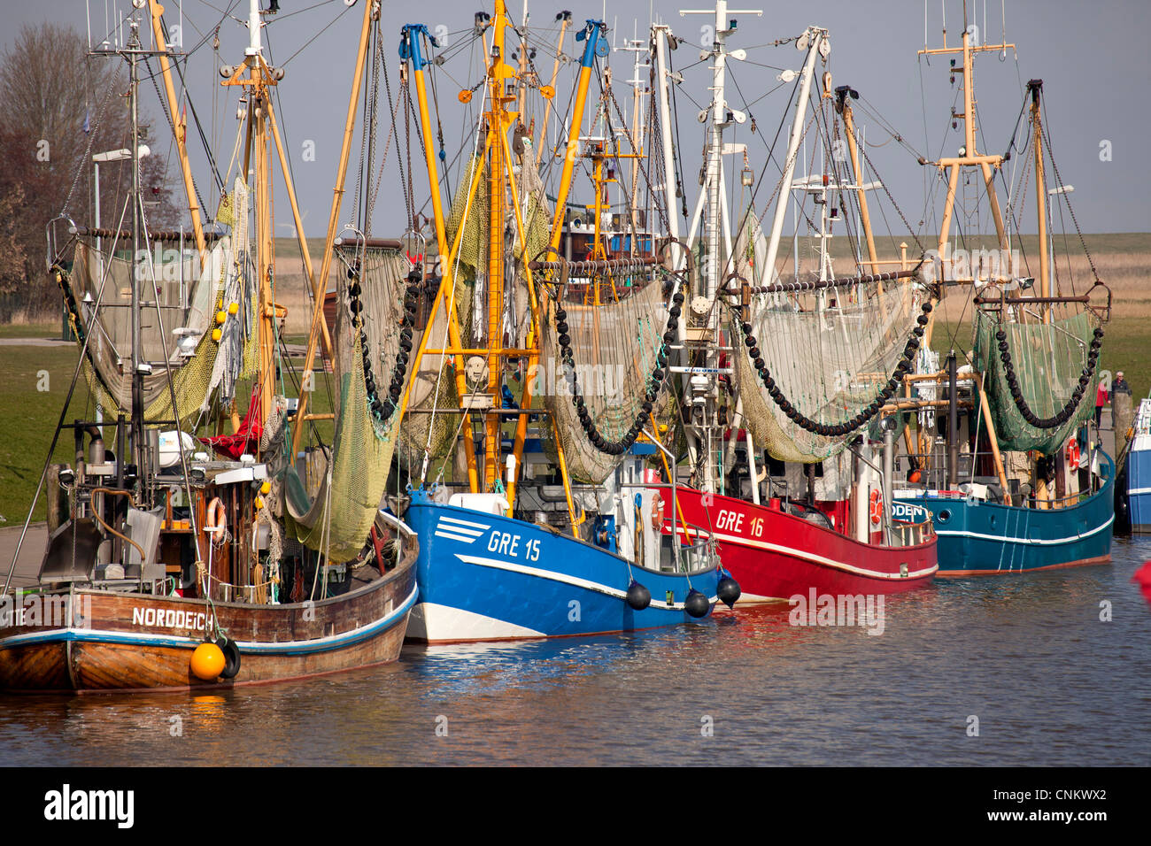 Cortadores de camarones en el puerto de Greetsiel, Frisia Oriental, Baja Sajonia, Alemania Foto de stock