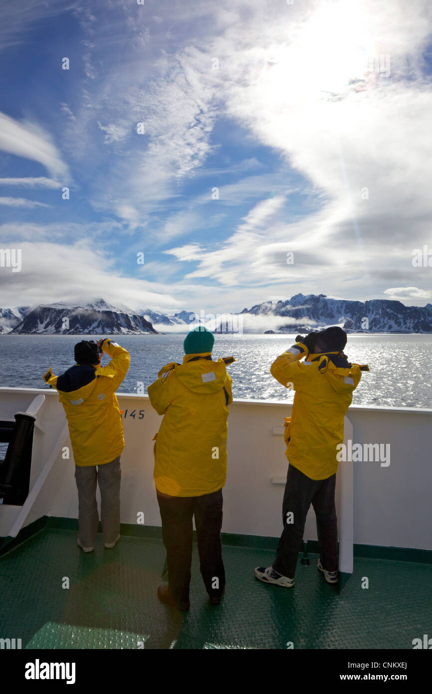 Los turistas tomando fotografías a bordo del barco de expedición polar, El Akademik Sergey Vavilov, del sur de Spitzbergen Ártico Foto de stock