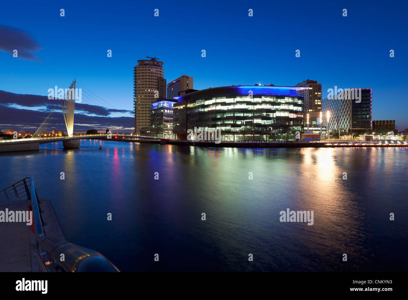 La ciudad de los medios de comunicación del Reino Unido a la noche, Salford, Manchester, Inglaterra Foto de stock