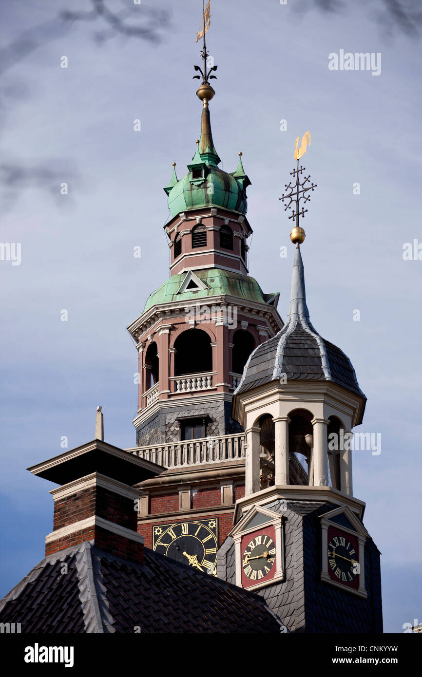 Histórico edificio de pesaje y la torre del edificio histórico del ayuntamiento en el centro de Leer, Frisia Oriental, Baja Sajonia, Alemania Foto de stock