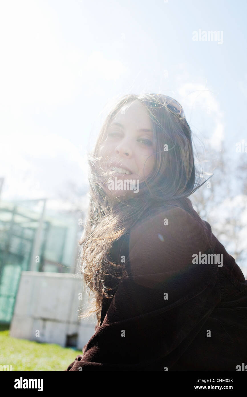 Mujer sonriente caminando afuera Foto de stock