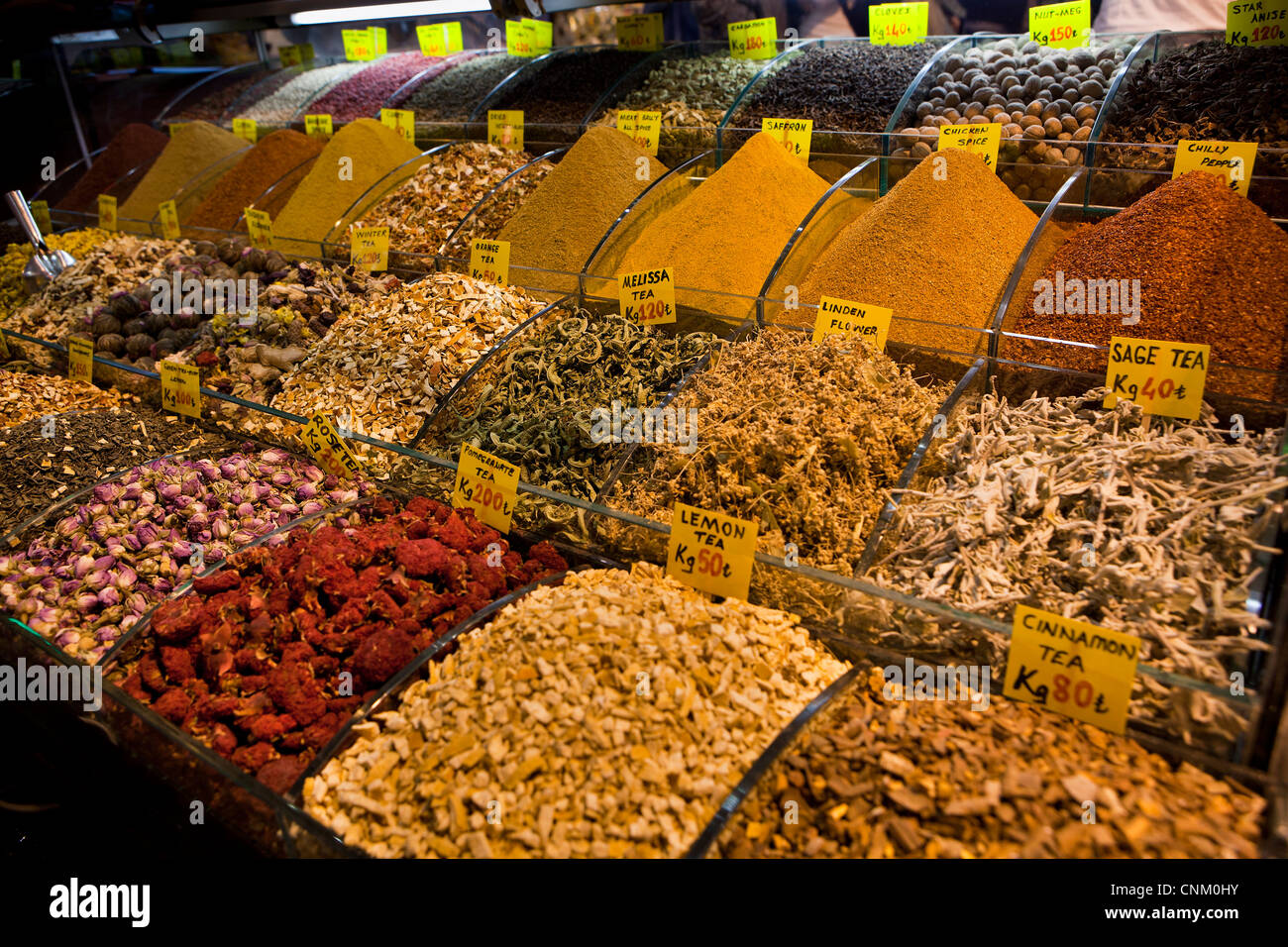 Té, hierbas y especias en el Bazar Egipcio de Estambul, Turquía Foto de stock