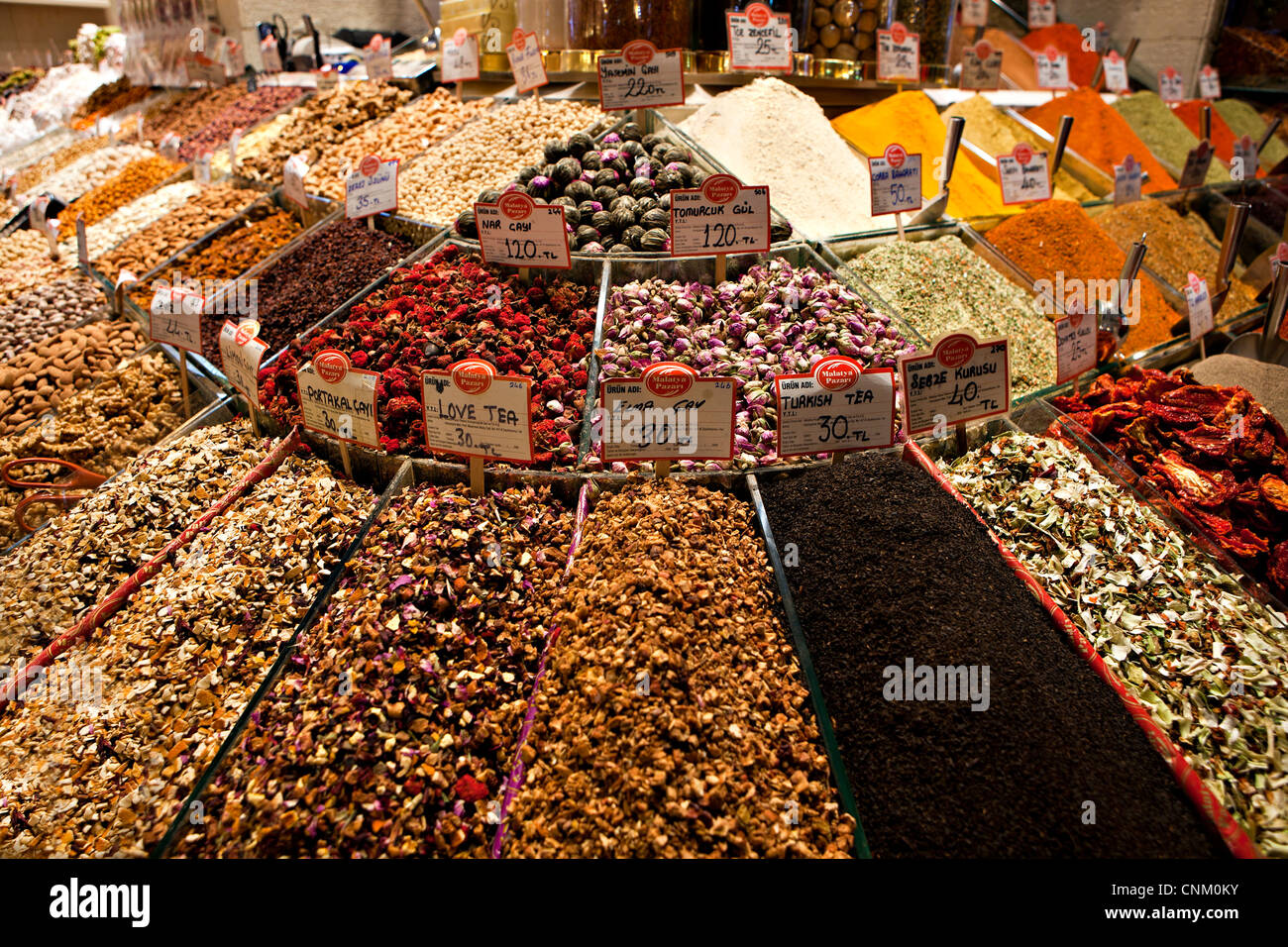 El té y las especias en el Bazar Egipcio de Estambul, Turquía Foto de stock