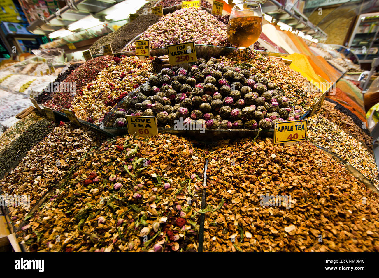 Los tés y especias en el Bazar Egipcio de Estambul, Turquía Foto de stock