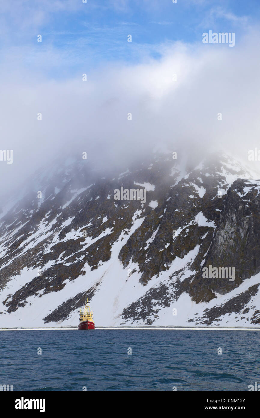 Pequeña embarcación paisaje ártico en el norte de Spitzbergen, Svalbard, Noruega, Europa Foto de stock