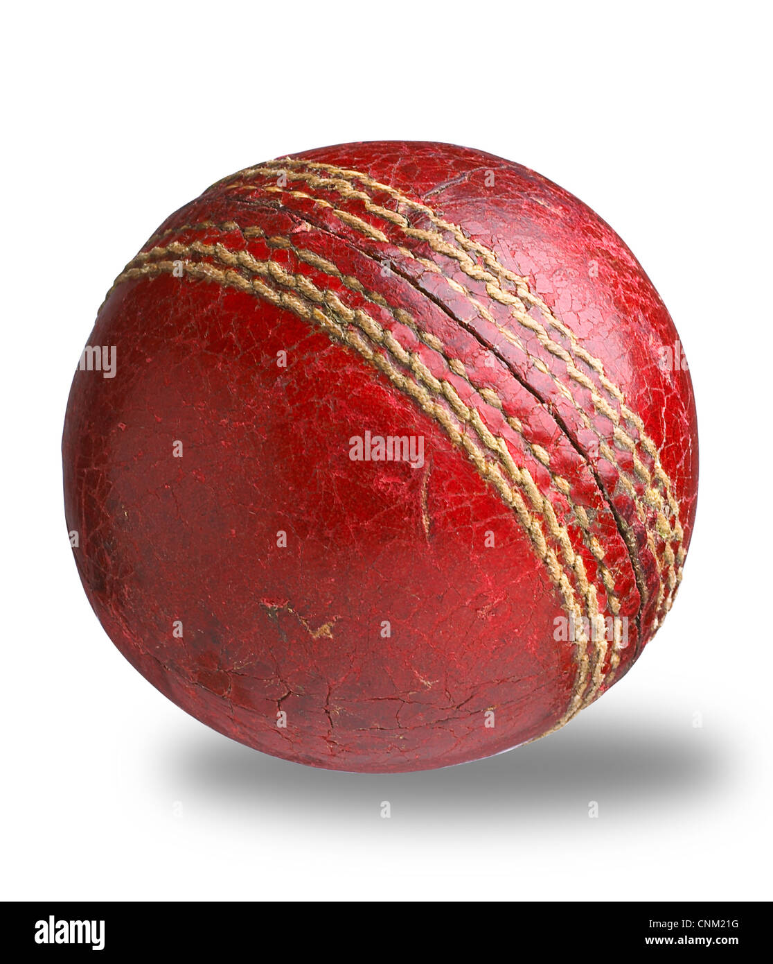 Utiliza una vieja bola de críquet aislado en blanco con trazado de recorte Foto de stock