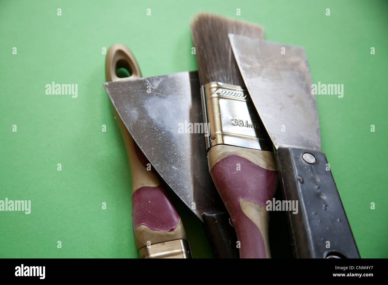 Brochas de pintura y raspadores utilizados para decorar Foto de stock