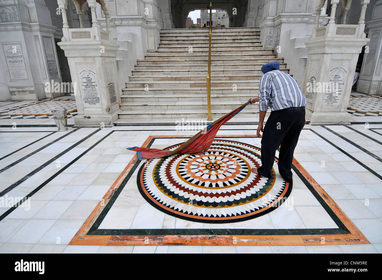 Asia India Punjab o Templo de Oro de Amritsar Hari Mandir voluntarios limpiar el suelo de mármol Foto de stock
