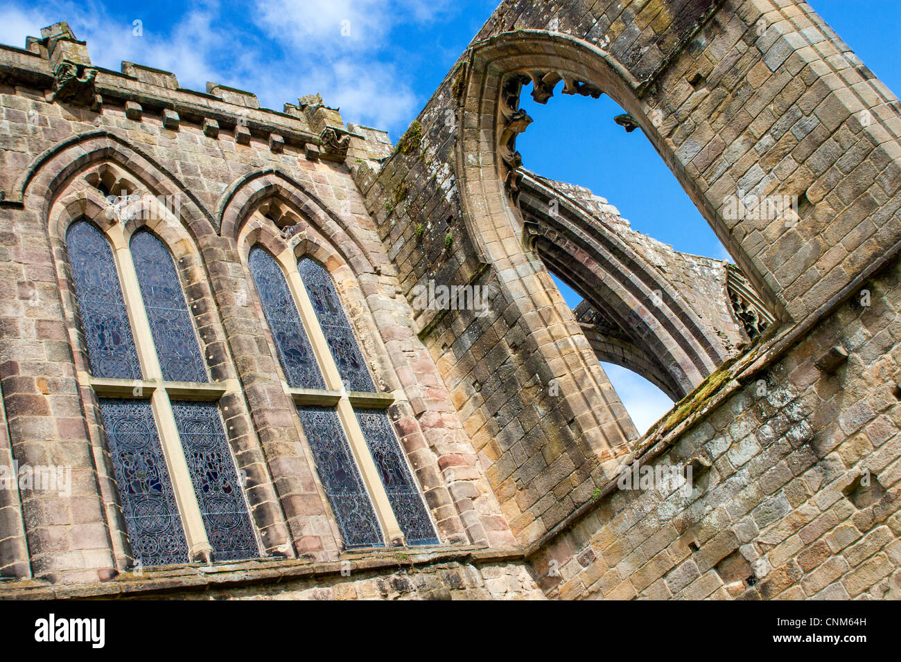 Detalle arquitectónico en las ruinas del priorato en el Bolton Abbey, Wharfedale, North Yorkshire. Foto de stock