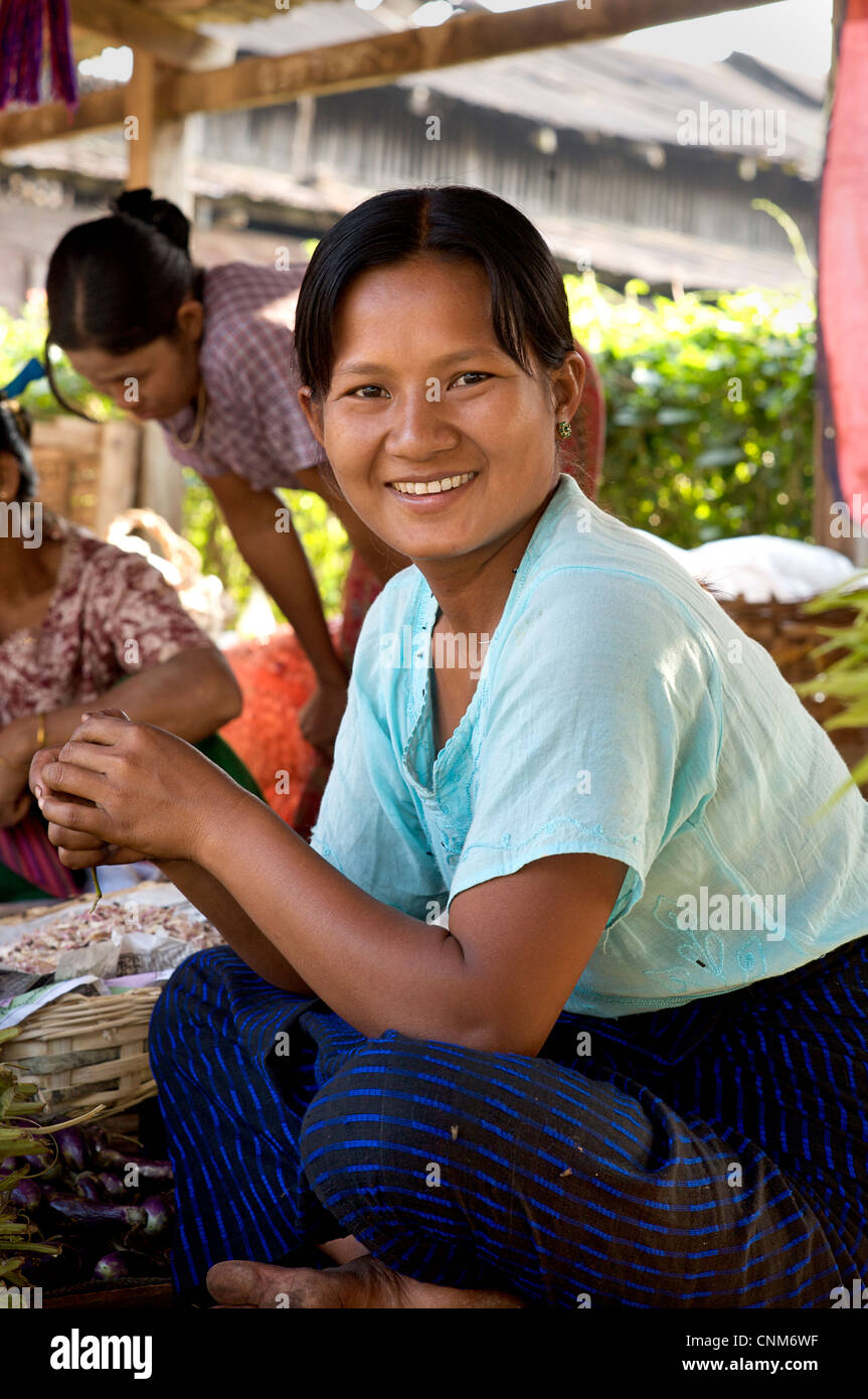 Retrato de una mujer birmana - un mercado proveedor en Kalaw mercado, Kalaw, Birmania. Myanmar Foto de stock