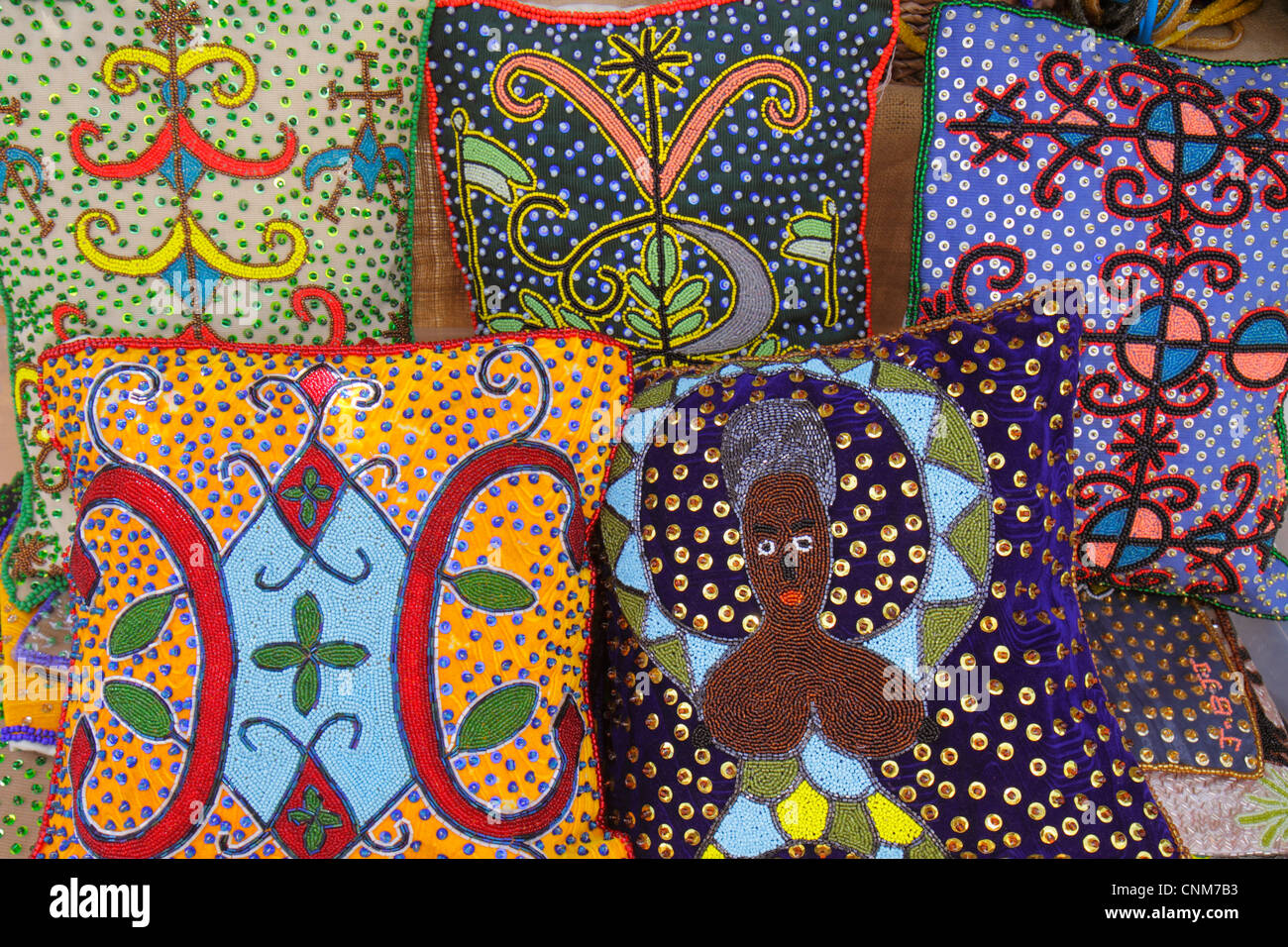 Miami Florida,Little Haiti,Caribbean Market Place Carnival,mercado,almohadas comunitarias,cojines,bordados,bordados,temas haitianos,disp Fotografía de stock - Alamy Miami Florida,Little Haiti,Caribbean Market Place Carnival,mercado,almohadas comunitarias,cojines,bordados,bordados,temas haitianos,disp Fotografía de stock - Alamy