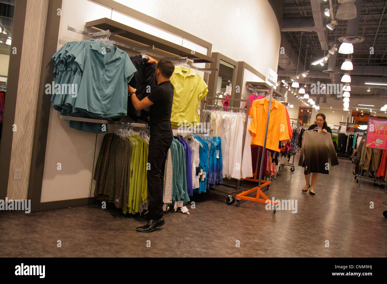Miami Florida,Sweetwater,Dolphin mall,Lord \u0026 and Taylor Outlet  Store,productos al por menor,venta de vitrás,mercancía,embalaje,marcas,moda,lujo  Fotografía de stock - Alamy