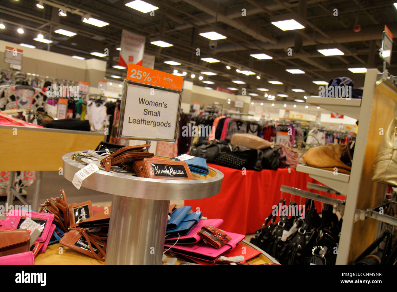 Miami Florida,Sweetwater,Dolphin mall,Neiman Marcus,Last Call Clearance  Center,center,woman's,men's,productos de cuero,venta al por menor,venta de  cajas,me Fotografía de stock - Alamy