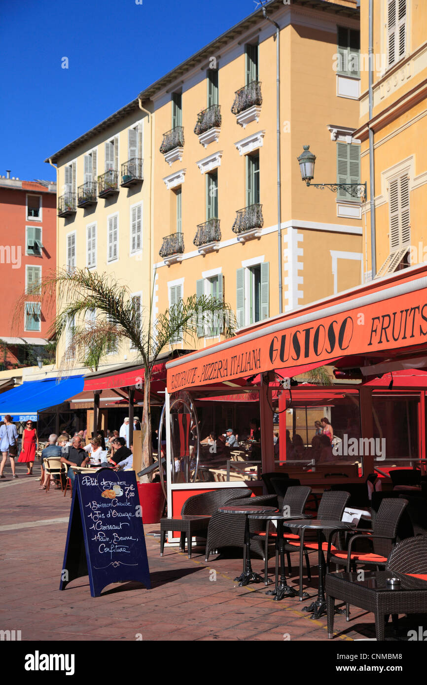 Cafe, Cours Saleya, Old Town, Nice, Alpes Maritimes, Provence Cote d'Azur, Riviera Francesa, Francia, Europa Foto de stock