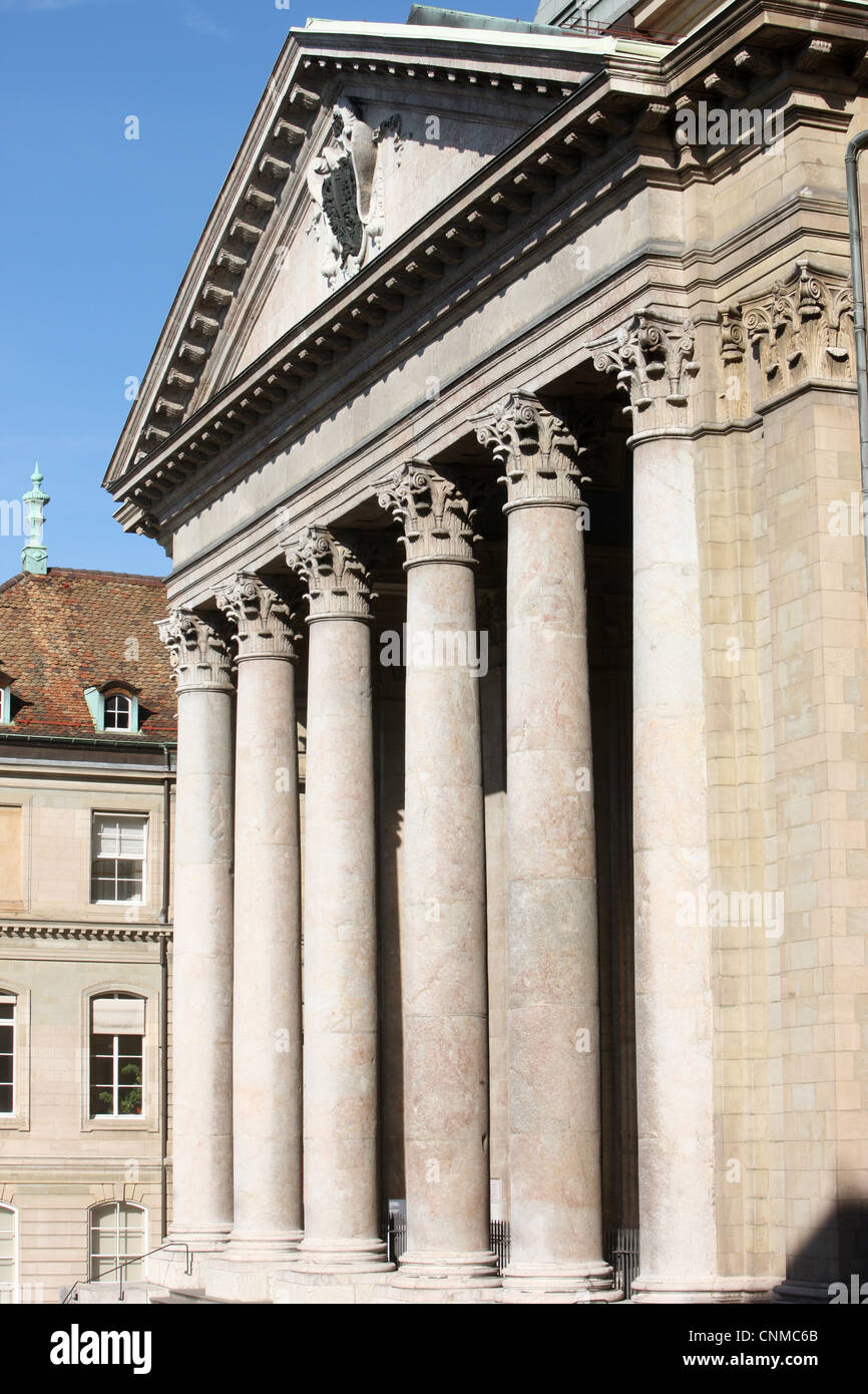 Entrada frontal de la Catedral de San Pedro, en Ginebra, Suiza, Europa Foto de stock