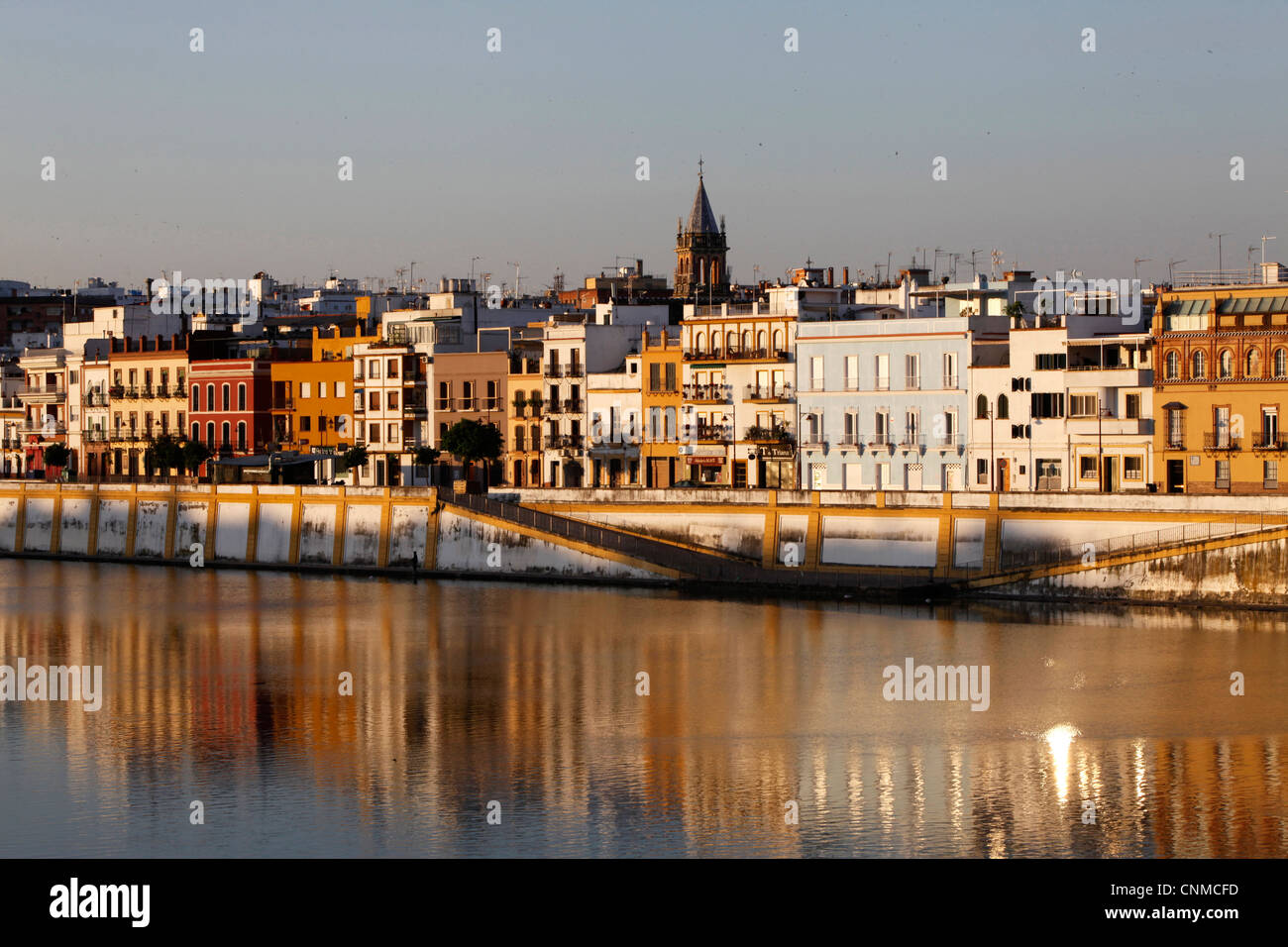Banco del río Guadalquivir, Sevilla, Andalucía, España, Europa Foto de stock