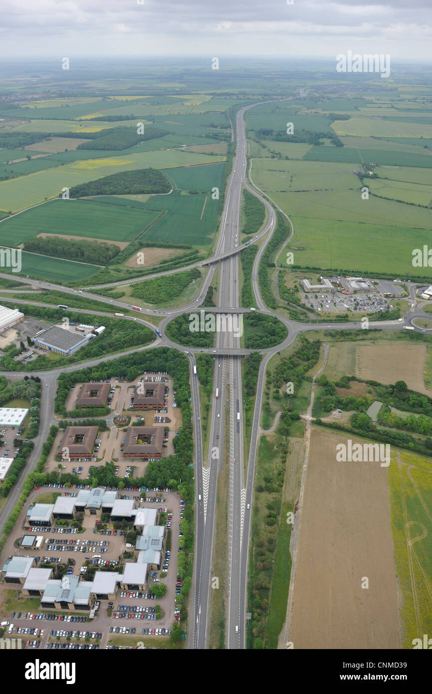 Fotografía aérea de la A1 en Peterborough, mirando al sur mostrando la rotonda con la A605 Foto de stock