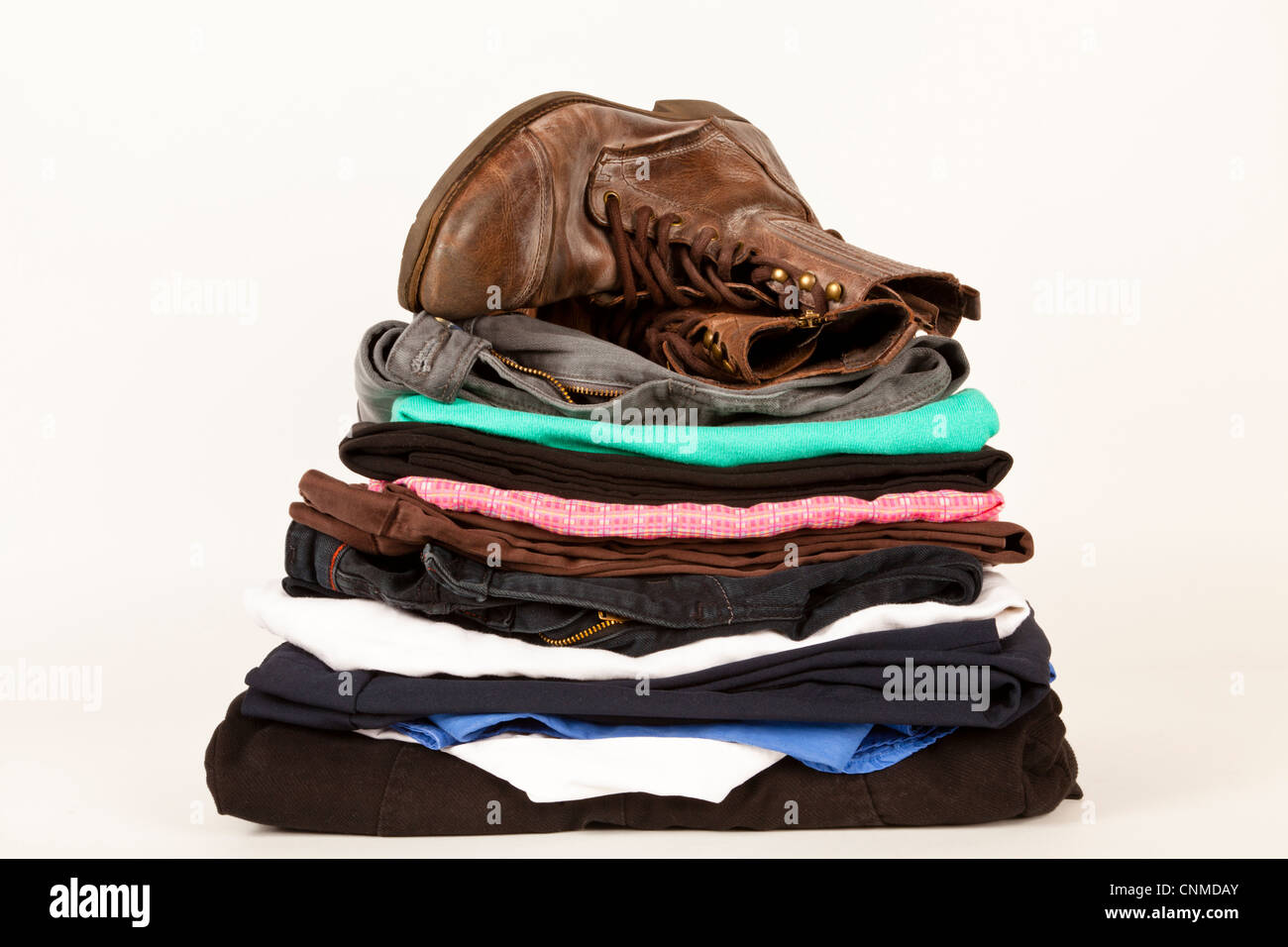 Foco selectivo algunos ropa de cuero usada mercado de colgar - foto de  stock | Crushpixel