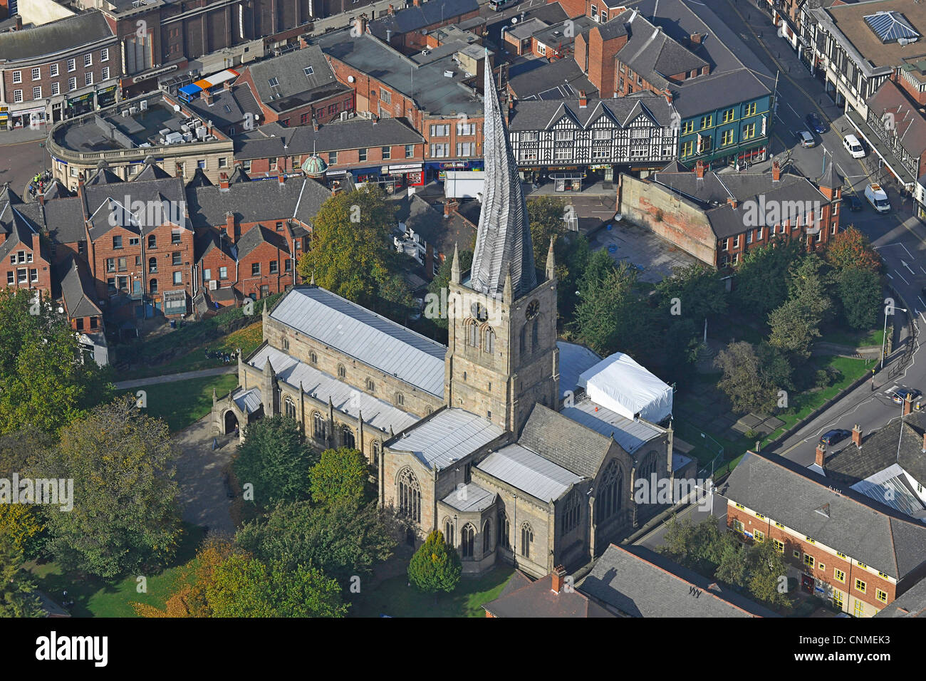 Fotografía aérea que muestra la Iglesia de Santa María y todos los santos en Chesterfield, con su campanario helicoidal. Foto de stock