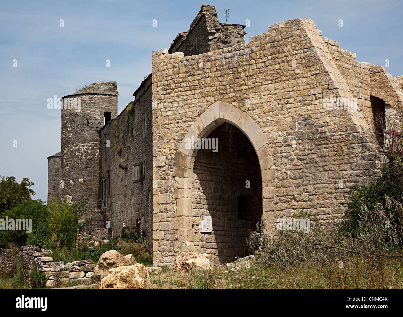 El renovado portal d'Aval, Cite de la Couvertoirade, Aveyron, Francia Foto de stock