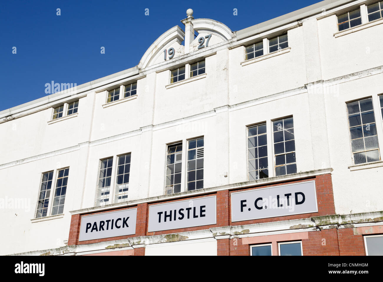 La fachada de la Firhill Stand principal de la casa de Partick Thistle Football Club en Glasgow, Escocia, Reino Unido Foto de stock