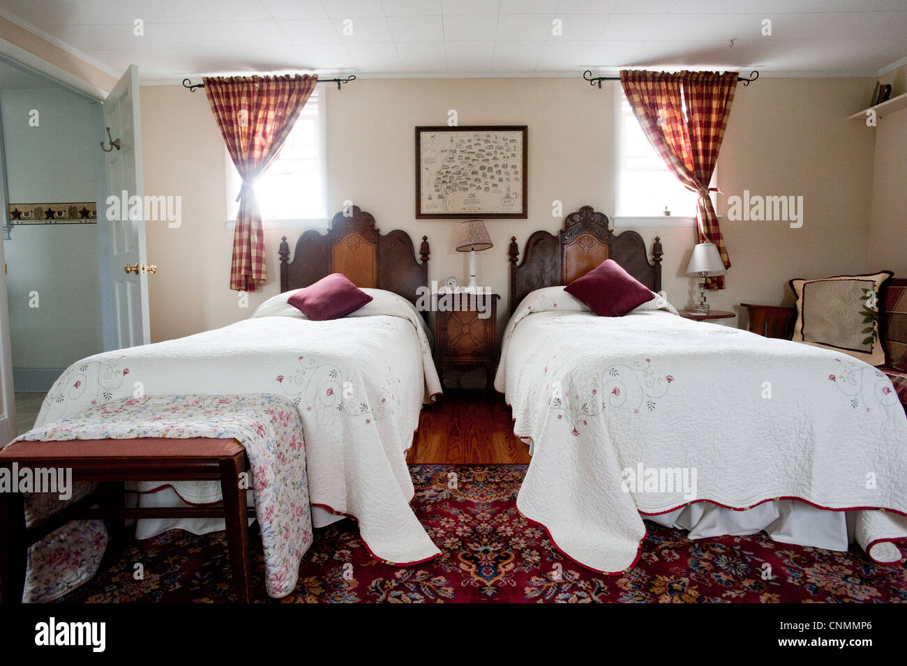 Dormitorio amueblado con antigüedades en agroturismo bed and breakfast Foto de stock