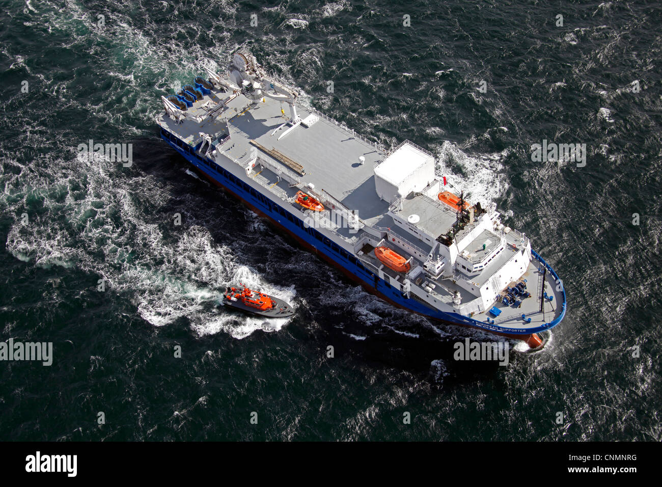 Vista aérea de un barco con escolta piloto en el Mar del Norte Foto de stock