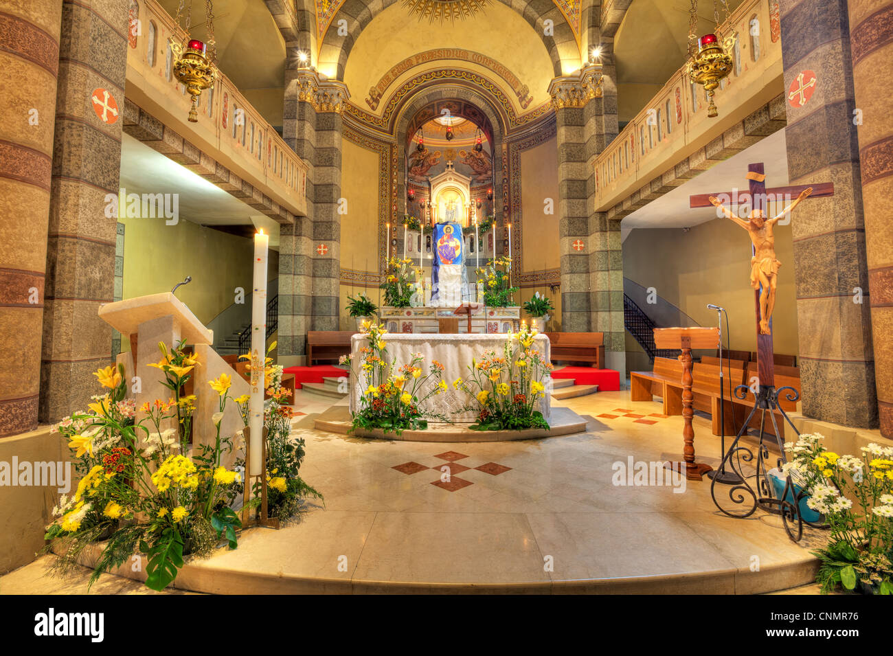 El altar y el crucifijo de madera en Madonna Moretta iglesia católica en Alba, al norte de Italia. Foto de stock