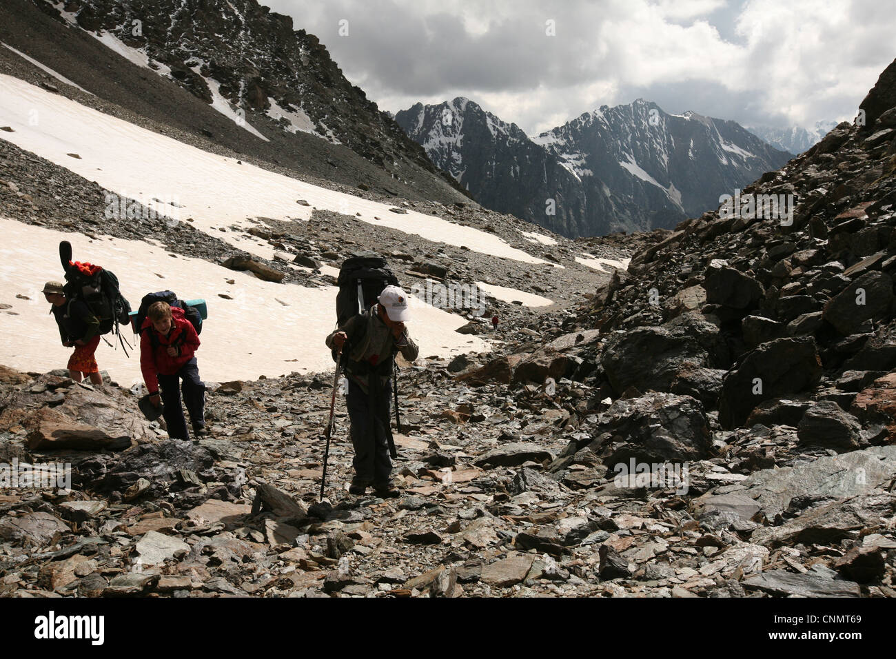 Senderistas subir a la montaña Telety Pass (3,759 m) en la cordillera Terskey Ala-Too de Tian Shan, en Kirguistán. Foto de stock