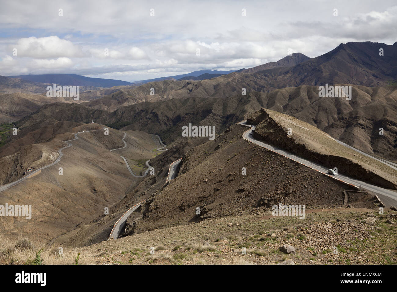 Vista de serpentine road, a través de las montañas del Alto Atlas, Marruecos. Foto de stock