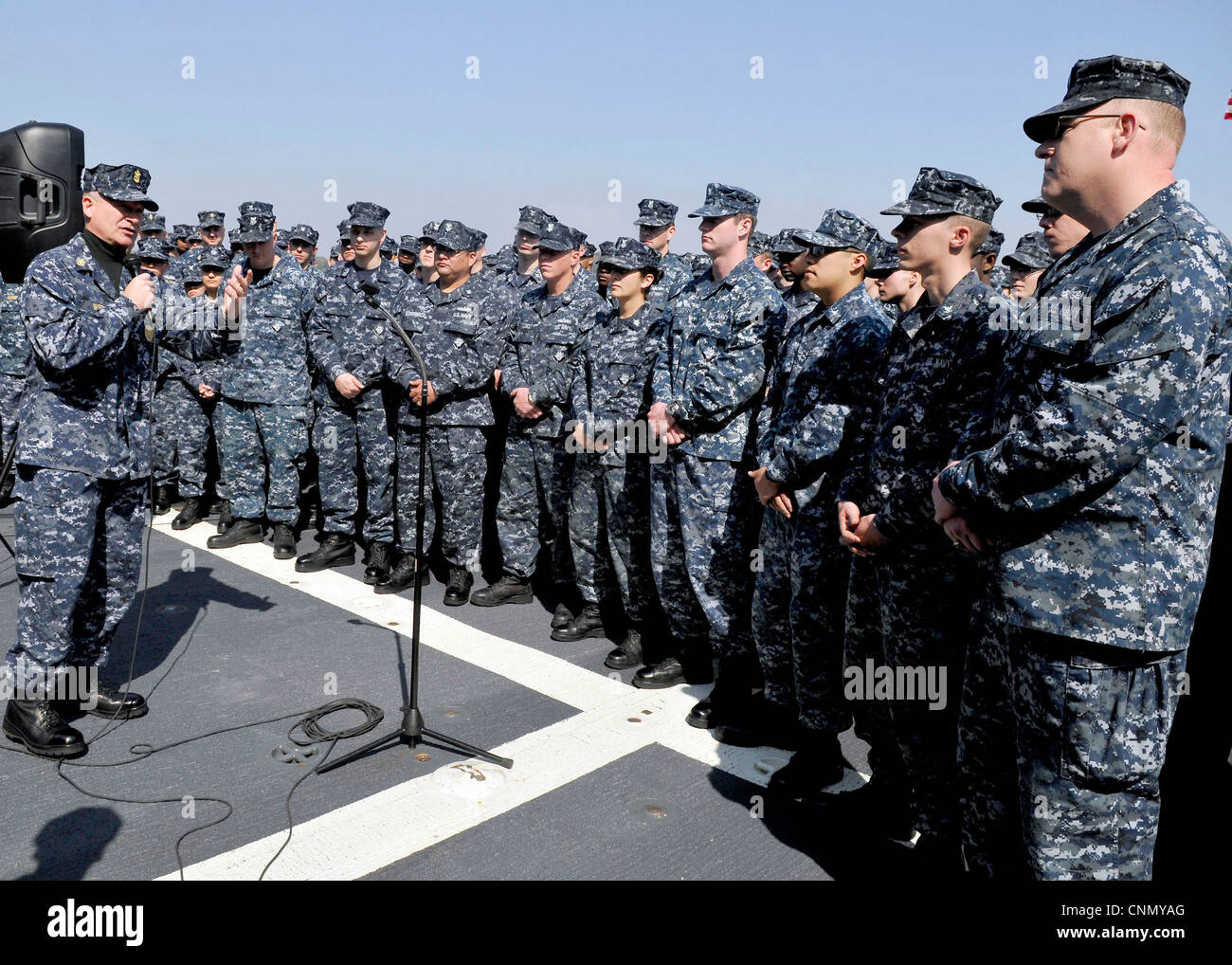 YOKOSUKA, Japón (18 de abril de 2012) el Jefe Maestro Petty Oficial de la Marina (MCPON) Rick D. West habla con los oficiales menores a bordo del destructor de misiles guiados de la clase Arleigh Burke USS McCampbell (DDG 85) durante su gira de dos días por el Comandante, actividades de flota Yokosuka. Foto de stock