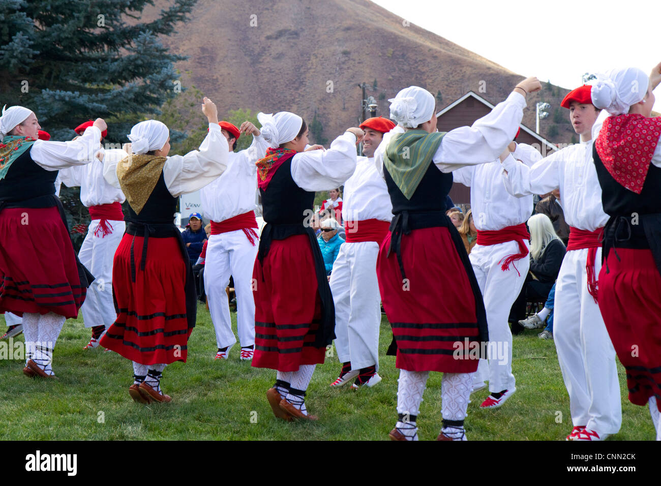 Los bailarines danzan Vasco Oinkari en la final del Festival de ovejas en Hailey, Idaho, USA. Foto de stock
