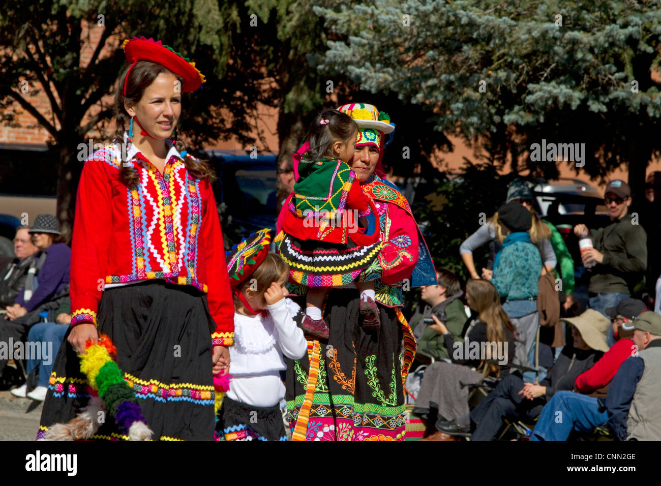 Al pueblo peruano en la vestimenta tradicional tomar parte en la final de la Oveja desfile en Main Street en Ketchum, Idaho, USA. Foto de stock